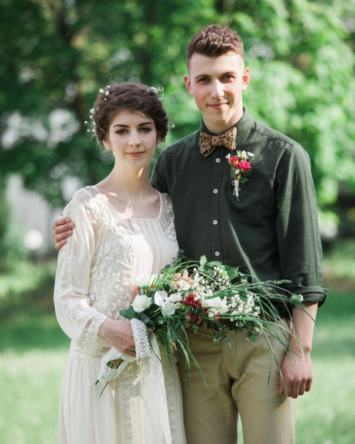 Синий костюм с красным галстуком