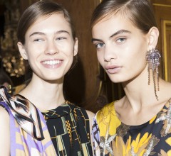 Аксессуары из стразов на показе Dries Van Noten весна-лето 2018