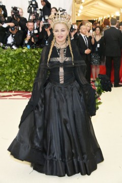 Мадонна в черном платье от любимого дизайнера Jean Paul Gaultier на Met Gala 2018