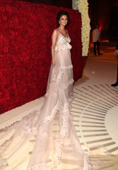 Селена Гомес на Met Gala 2018 в платье Coach
