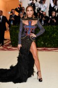 Дженнифер Лопес в роскошном наряде с вырезом от Balmain на Met Gala 2018