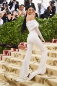 Кендалл Дженнер на 72-м Бале института костюма в наряде Off-White на Met Gala