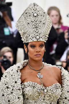 Певица Рианна в серебряном наряде Maison Margiela на Met Gala 2018