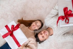 Пара с подарком (48 фото)