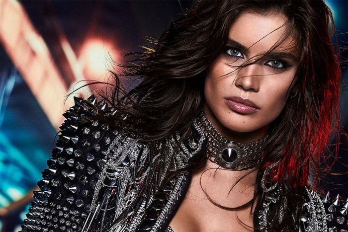 Сара Сампайо на фото для капсульной коллекции VS и Balmain