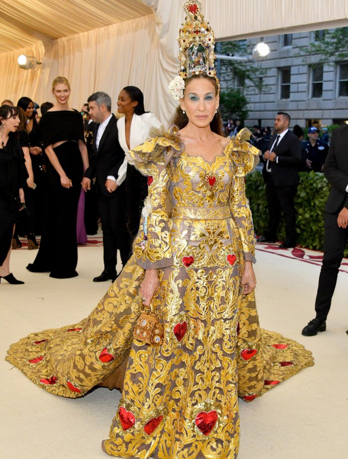 Сара Джессика Паркер в золотом платье Dolce & Gabbana на Met Gala 2018