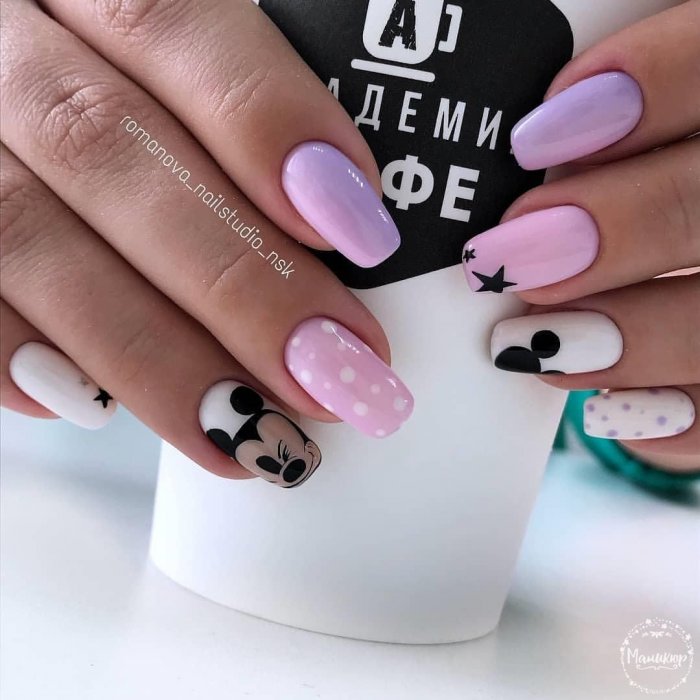 Красный маникюр с Микки Маусом