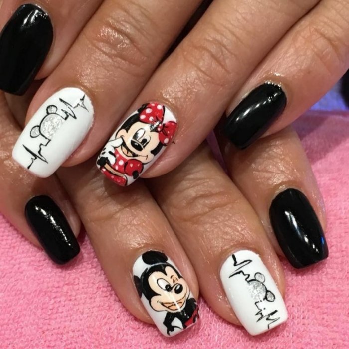 Маникюр с миккимаусами