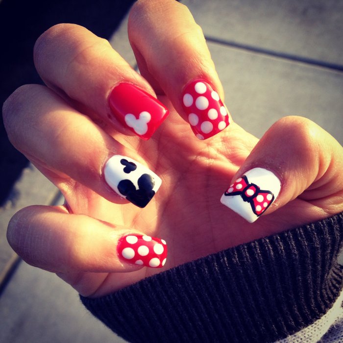 Маникюр с Минни Маусом