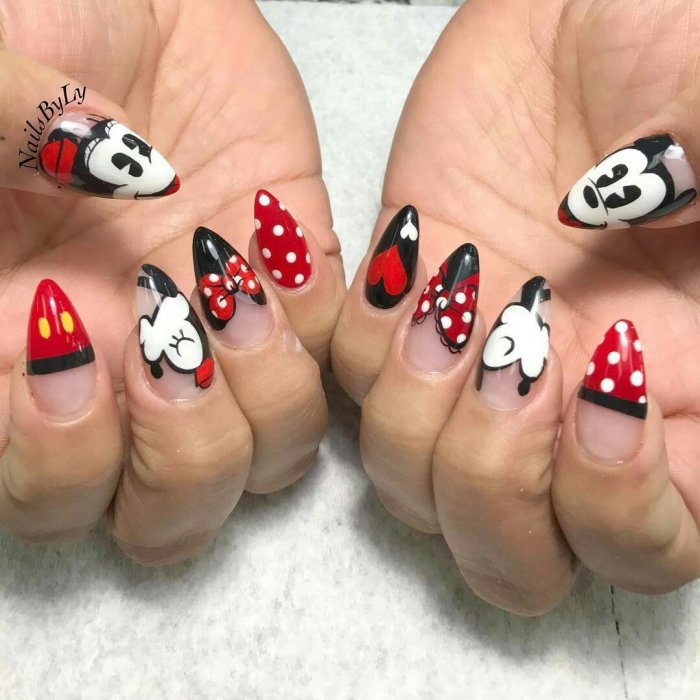 Красный маникюр Микки Маус