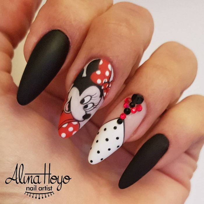 Красивый маникюр с Микки Маусом