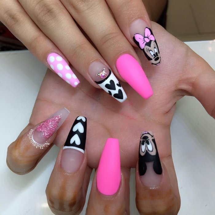 Ногти с Минни Маусом
