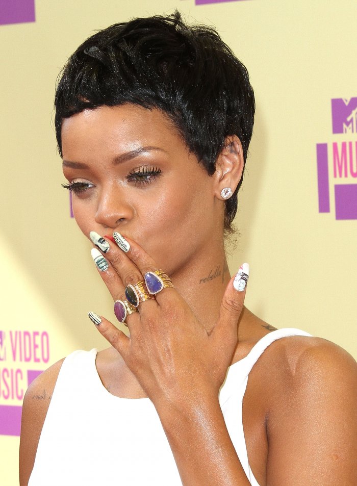 Рианна серьги кольца