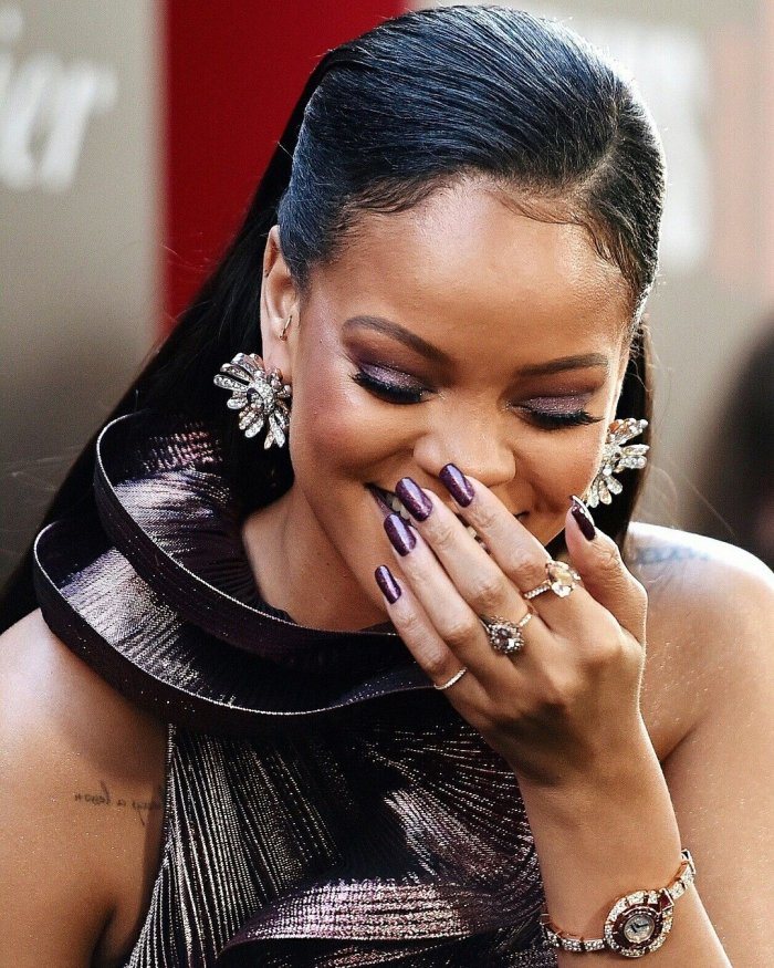 Певица с красными волосами