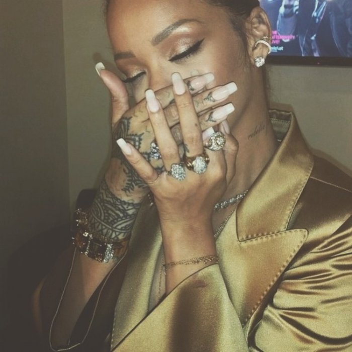 Знаменитости с длинными ногтями