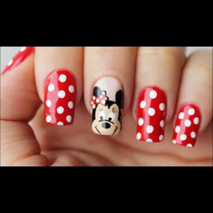 Красный маникюр с Микки Маусом