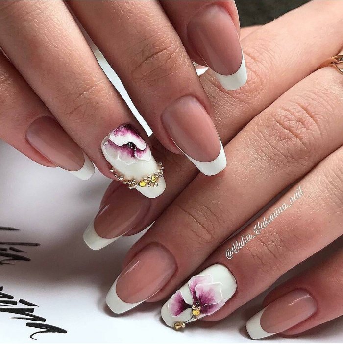 Красивый маникюр с темными цветами