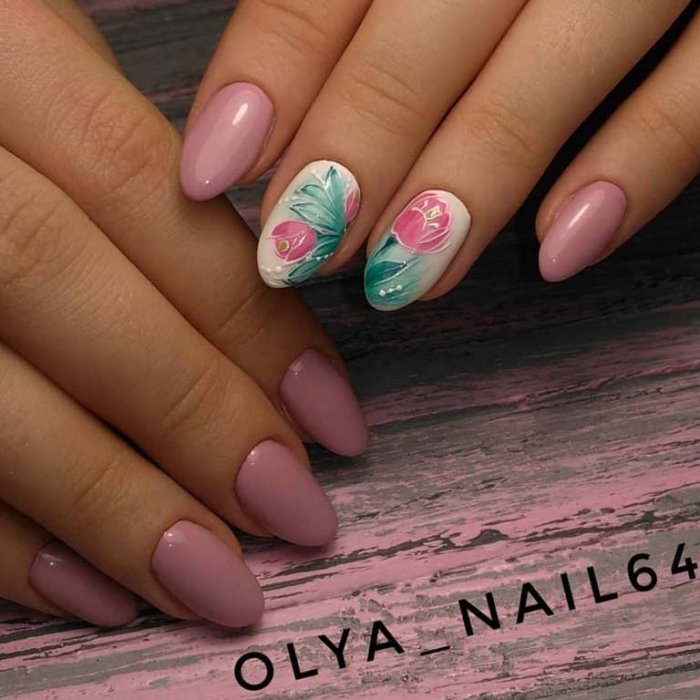 Темный маникюр с цветочками