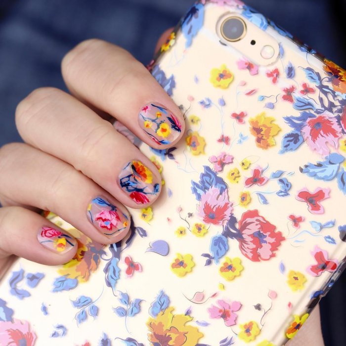 Маникюр с цветами нежный