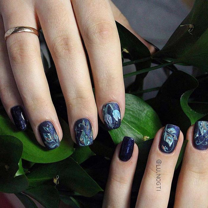 Маникюр ярко-розовый с рисунком