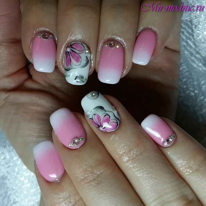 Нежный маникюр с цветочками