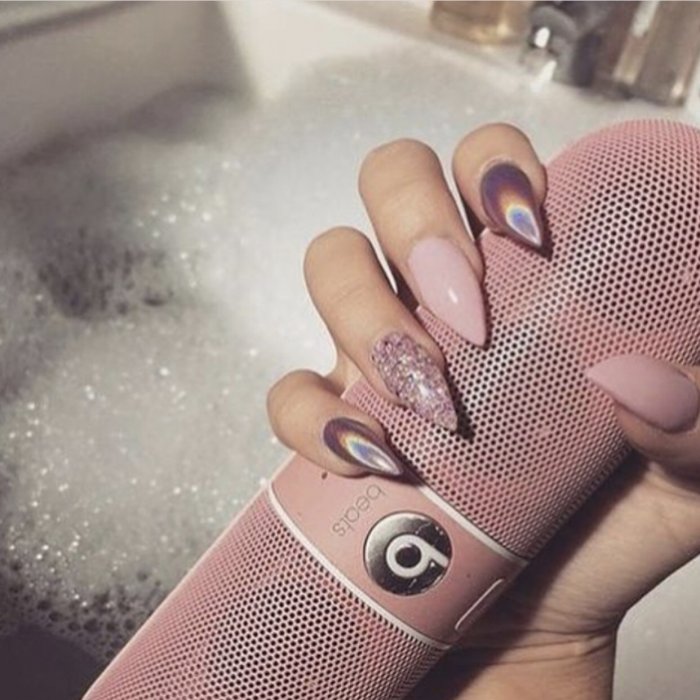 Яркий сине красный маникюр