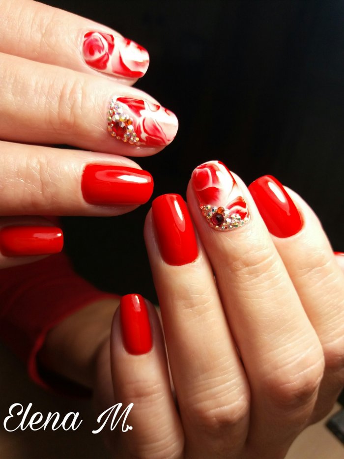 Маникюр на короткие ногти в красных тонах