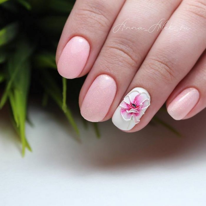 Цветочный маникюр на коротких ногтях