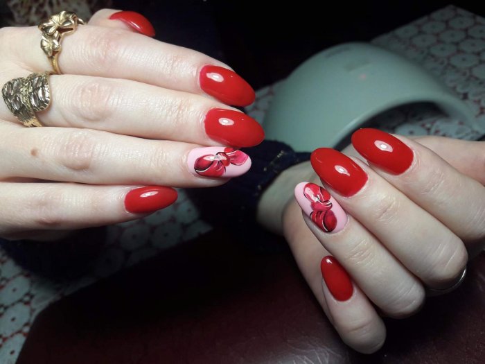 Маникюр с розами