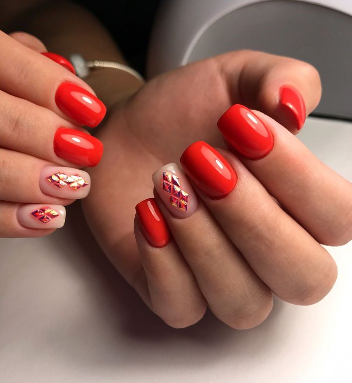 Маникюр красный цветы длинные ногти