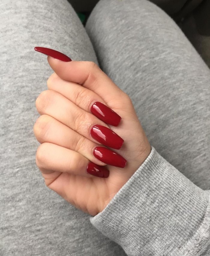 Красный маникюр с цветами