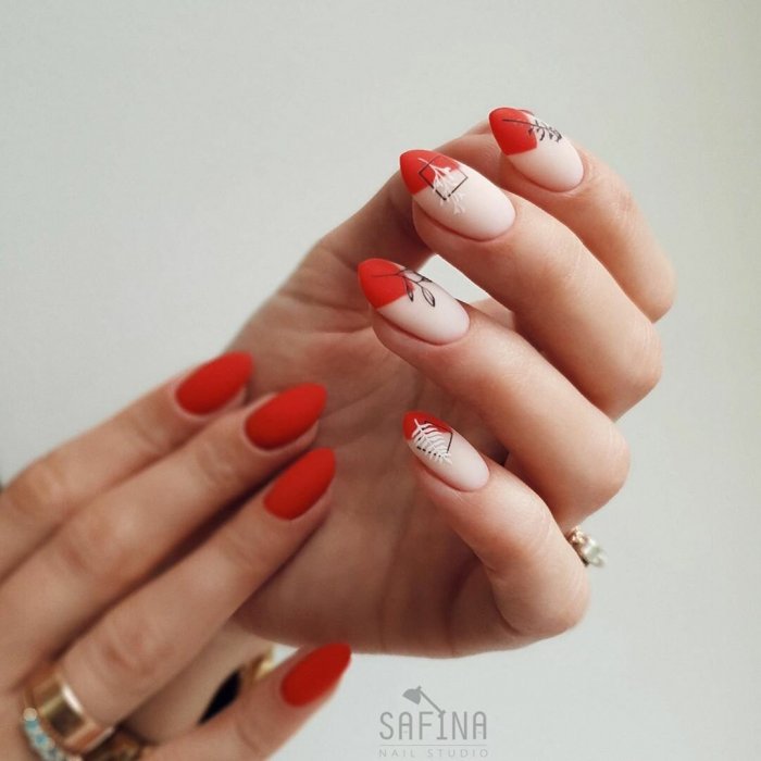 Красный маникюр с белыми цветами