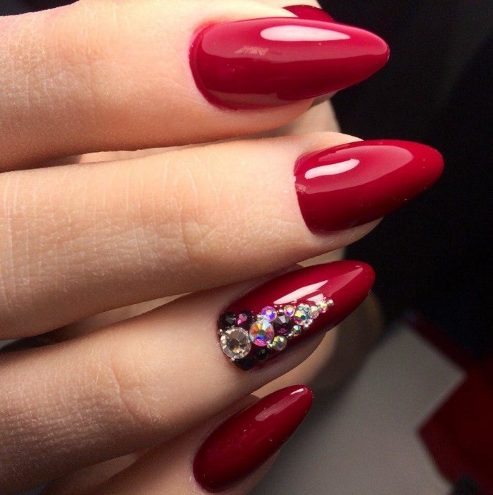 Маникюр гель лак красный с тюльпаном