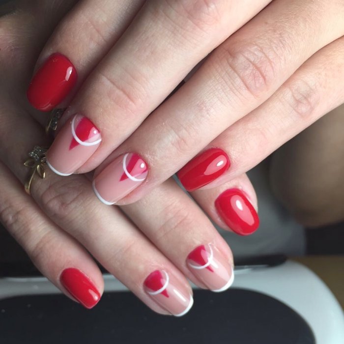 Красные ногти с цветочками