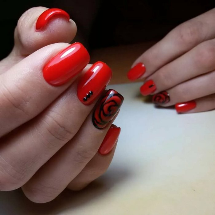 Красивый красный маникюр с цветами