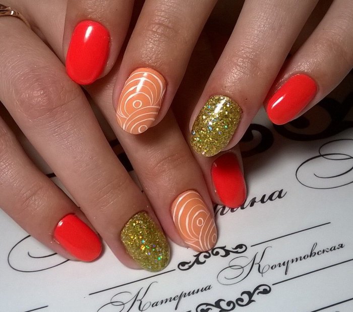 Коралловый новогодний маникюр
