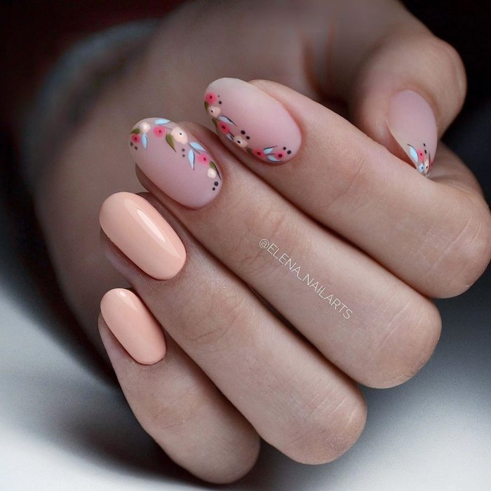 Нежный маникюр с цветочками