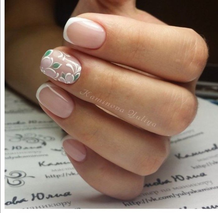 Цветочный маникюр на коротких ногтях