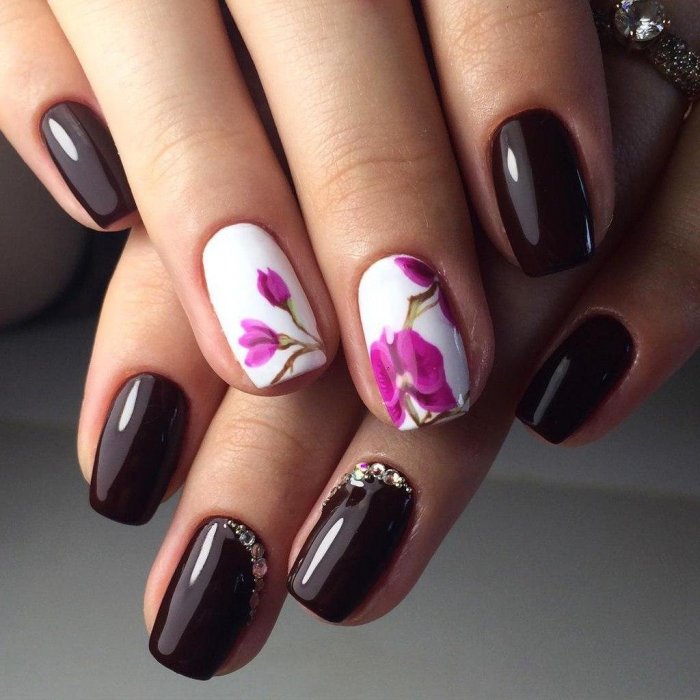 Маникюр с цветами