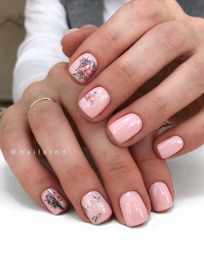 Темный маникюр с цветочками