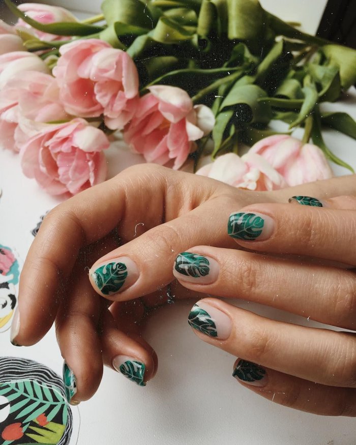 Красивый красный маникюр с рисунком