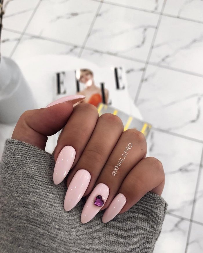 Красивый красный маникюр с рисунком