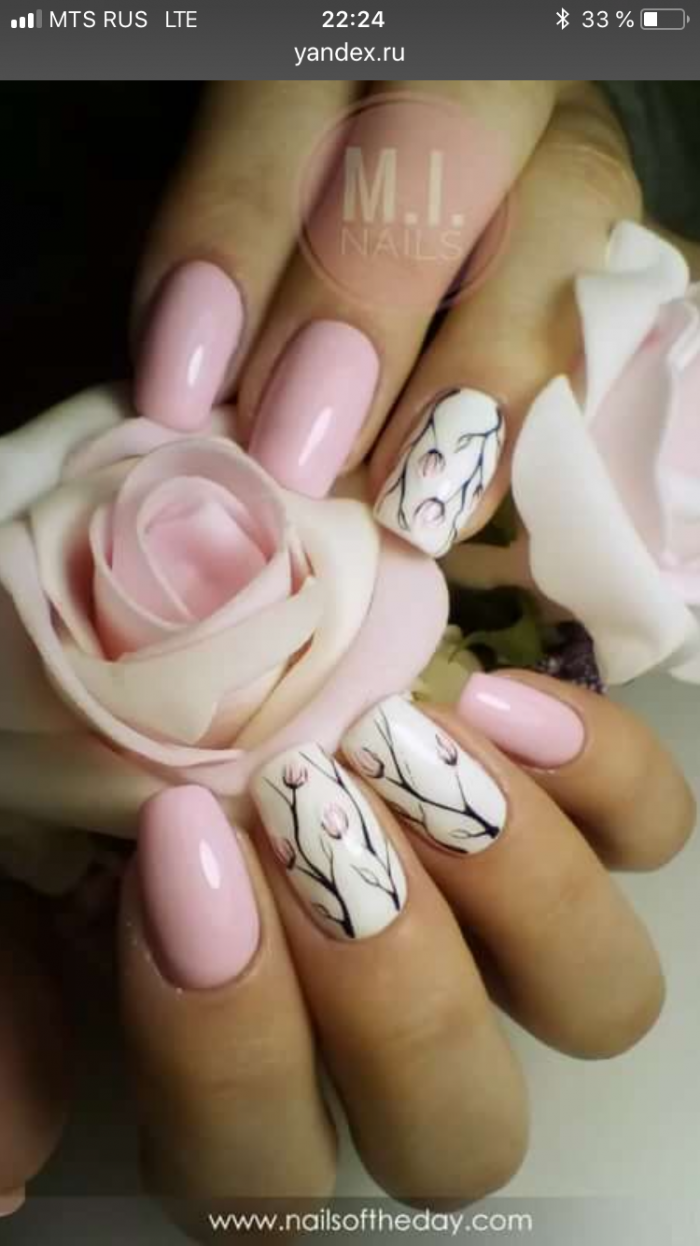 Французский маникюр с тюльпанами