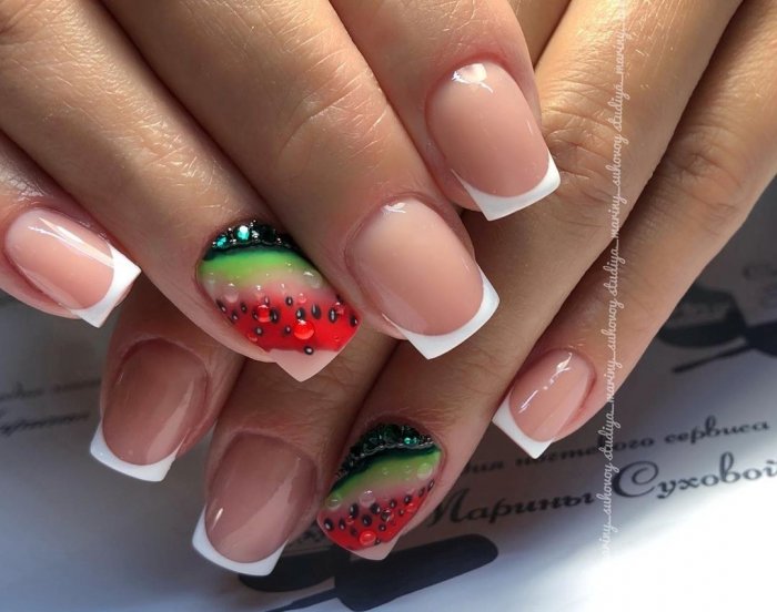 Красный маникюр с цветочками