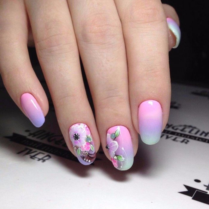 Маникюр с розами