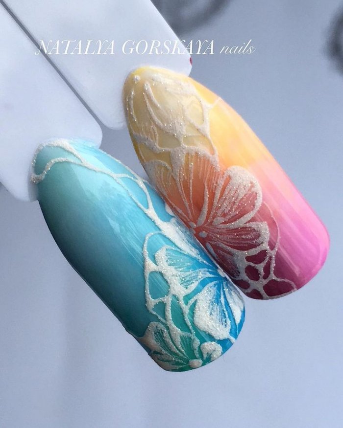 Розы на ногтях