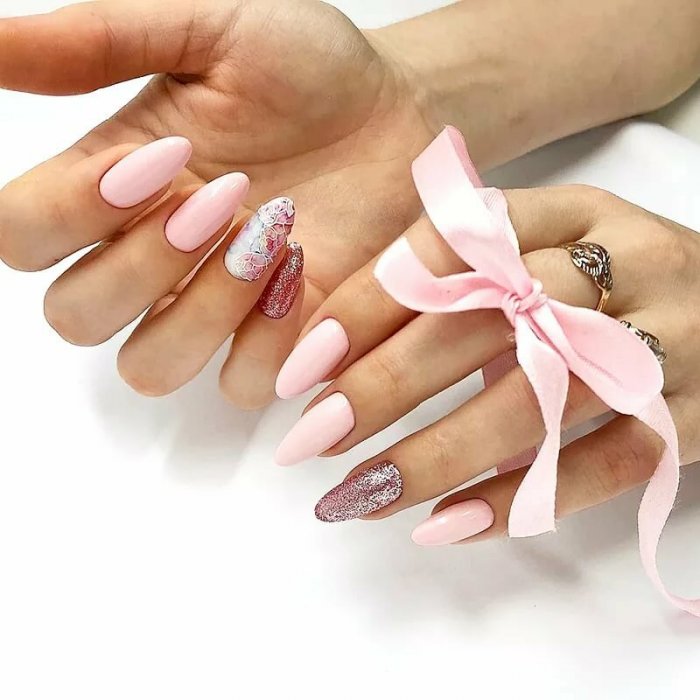 Яркий маникюр