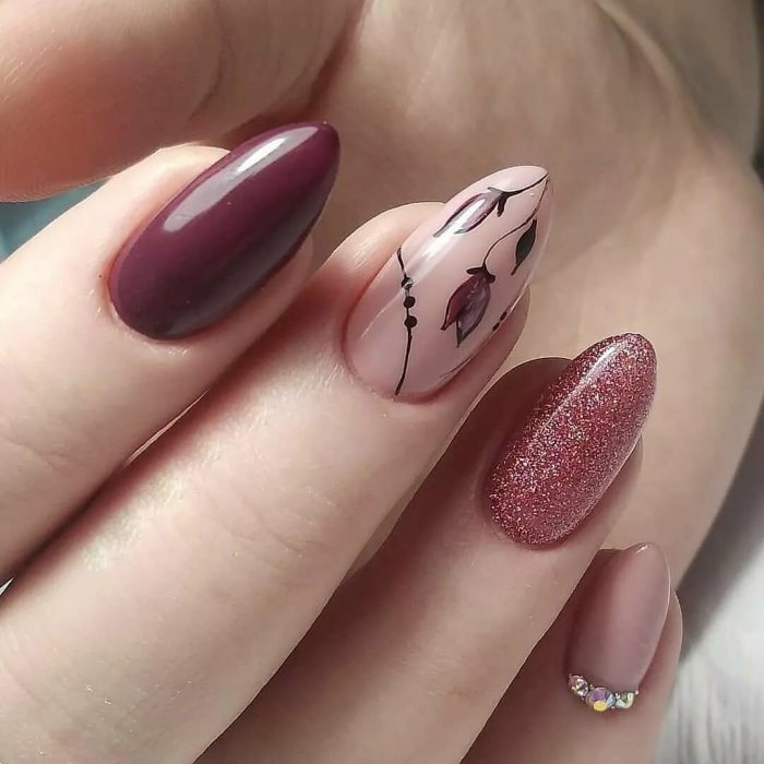 Темный маникюр с цветочками
