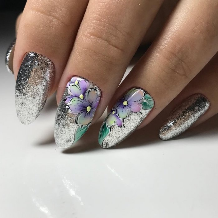 Летний маникюр с цветочками