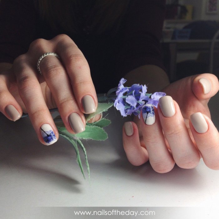 Маникюр праздничный френч цветы